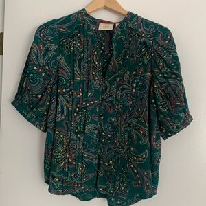 Beautiful short sleeve shirt with a puffy sleeve